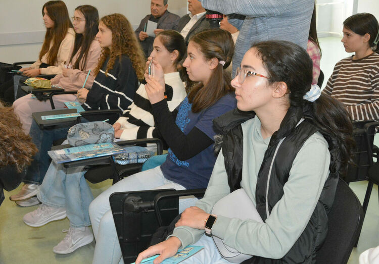 Ученици създадоха система за пречистване на водата от чешмите в езиковата гимназия в Хасково