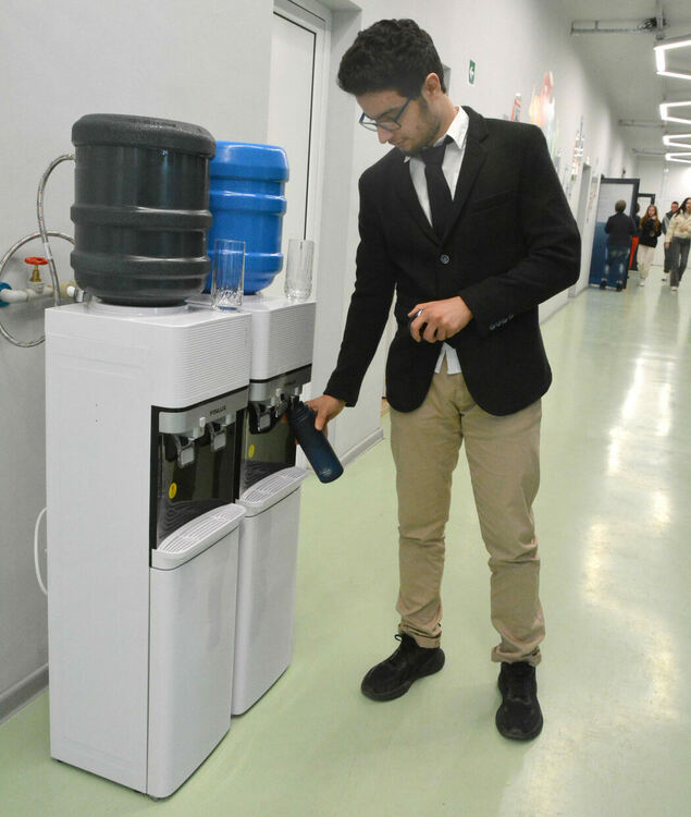 Ученици създадоха система за пречистване на водата от чешмите в езиковата гимназия в Хасково