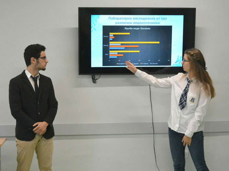 Ученици създадоха система за пречистване на водата от чешмите в езиковата гимназия в Хасково