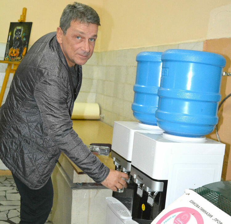 Ученици създадоха система за пречистване на водата от чешмите в езиковата гимназия в Хасково