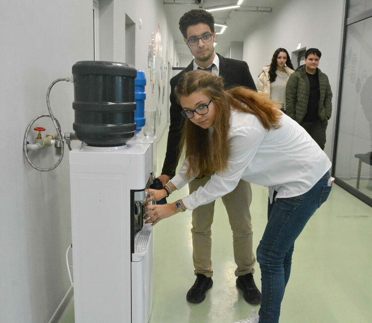 Ученици създадоха система за пречистване на водата от чешмите в езиковата гимназия в Хасково