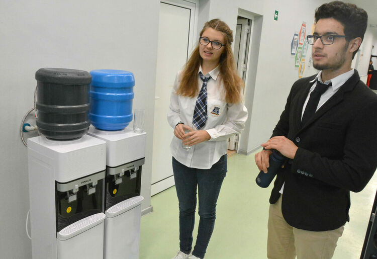 Ученици създадоха система за пречистване на водата от чешмите в езиковата гимназия в Хасково