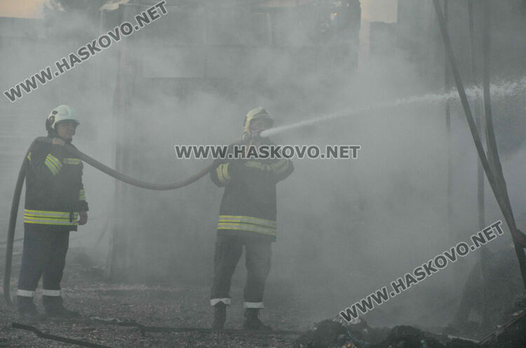 Пожар унищожи 3 ремаркета за тир с дрехи и платове на хасковска фирма