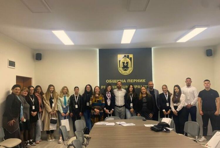Днес Община Перник отвори врати за високо мотивирани млади хора, които се включиха в инициативата „Мениджър за един ден“