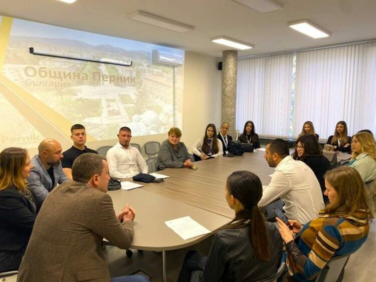 Днес Община Перник отвори врати за високо мотивирани млади хора, които се включиха в инициативата „Мениджър за един ден“