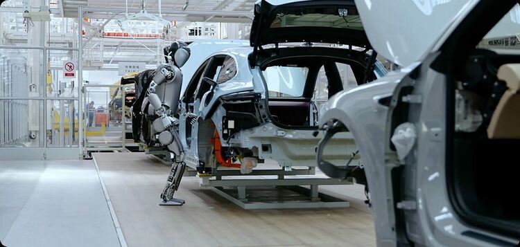 Хуманоидни роботи вече сглобяват коли във фабриката на BYD