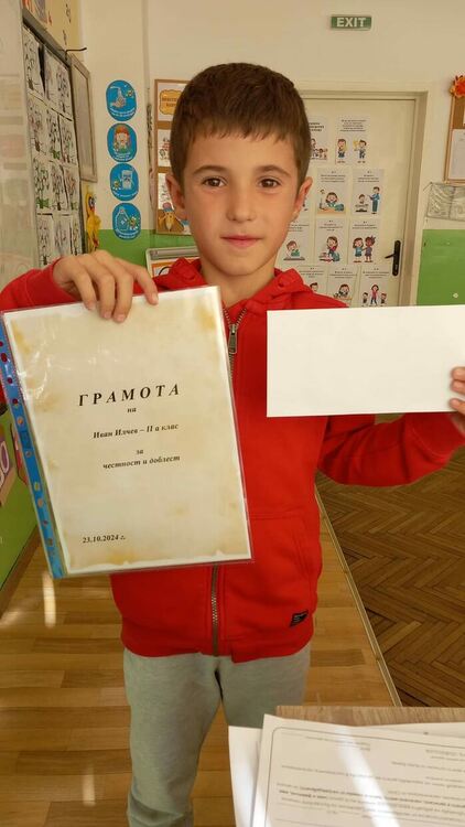 Ученици от Чепеларе намерили портмоне с голяма сума и го предали в полицията