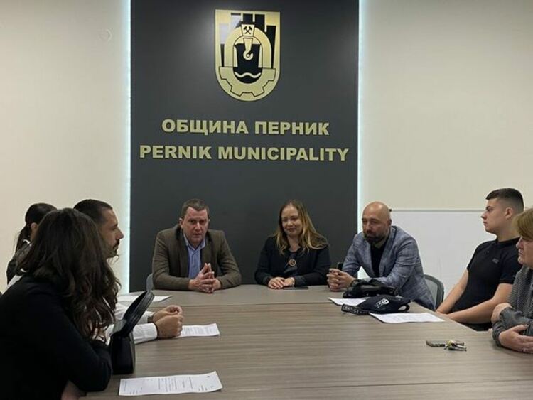 Днес Община Перник отвори врати за високо мотивирани млади хора, които се включиха в инициативата „Мениджър за един ден“