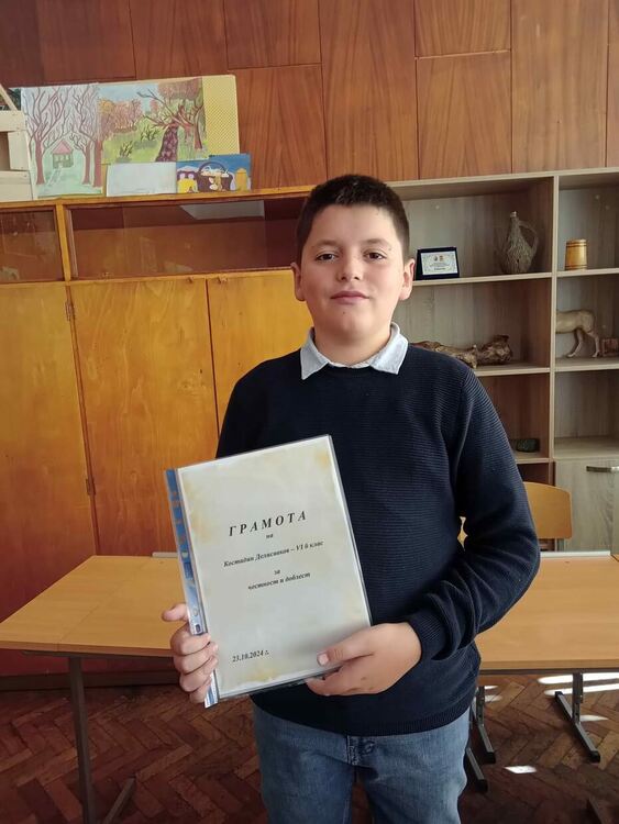 Ученици от Чепеларе намерили портмоне с голяма сума и го предали в полицията