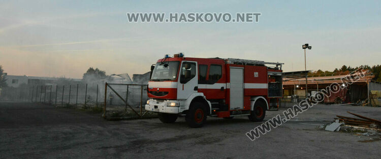 Пожар унищожи 3 ремаркета за тир с дрехи и платове на хасковска фирма