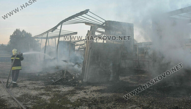 Пожар унищожи 3 ремаркета за тир с дрехи и платове на хасковска фирма