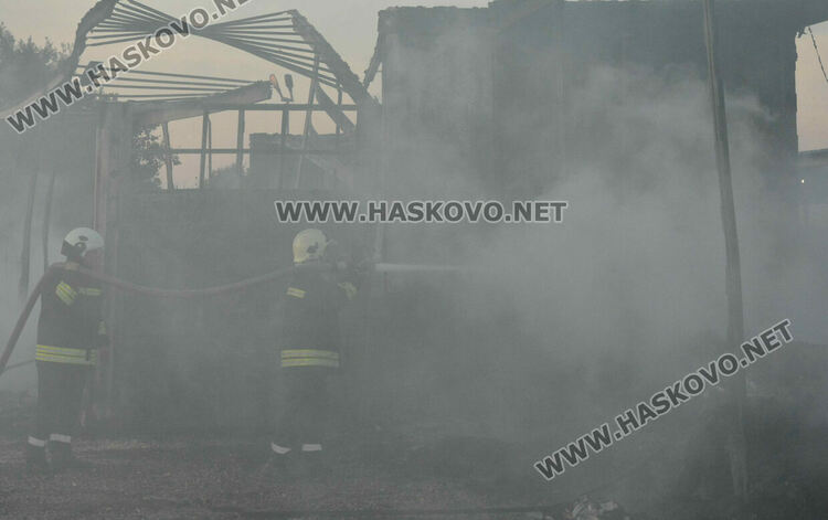 Пожар унищожи 3 ремаркета за тир с дрехи и платове на хасковска фирма