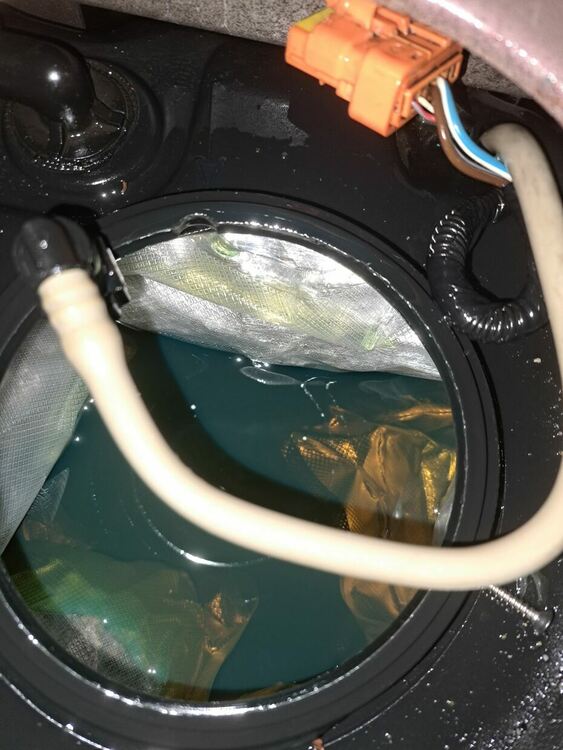 Оставиха в ареста мъж, задържан с 28 пакета марихуана в резервоар на кола