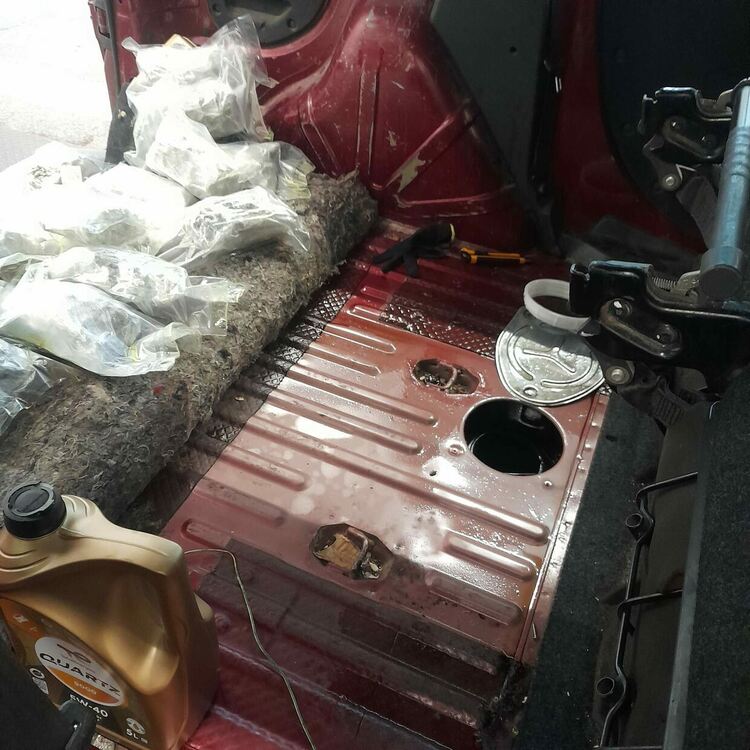 Оставиха в ареста мъж, задържан с 28 пакета марихуана в резервоар на кола