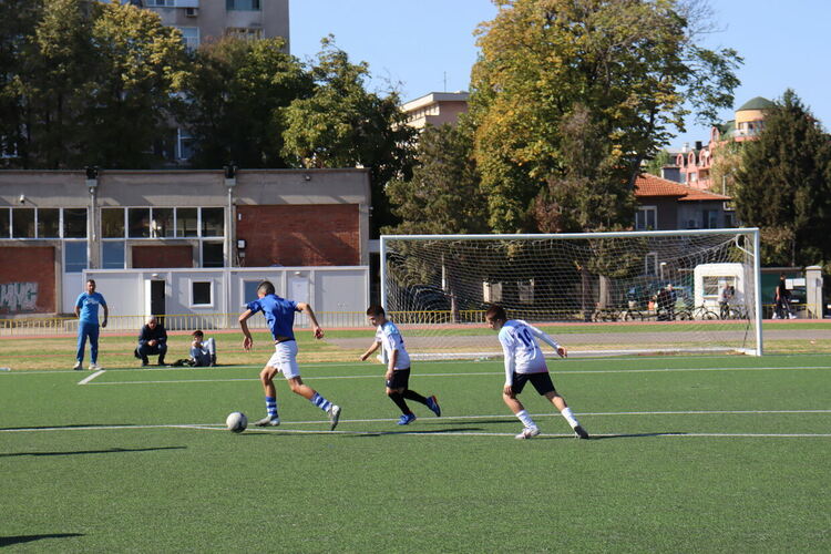 „Царската гимназия“ с две титли на ученическите игри по футбол в Хасково