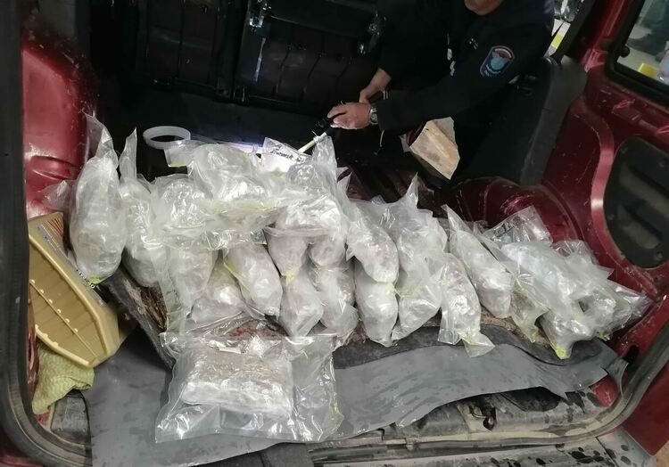 Оставиха в ареста мъж, задържан с 28 пакета марихуана в резервоар на кола