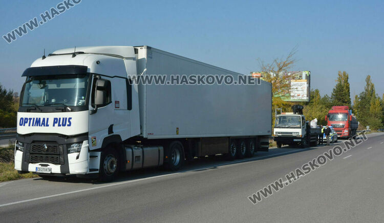 Катастрофа между камиони се размина с минимални щети