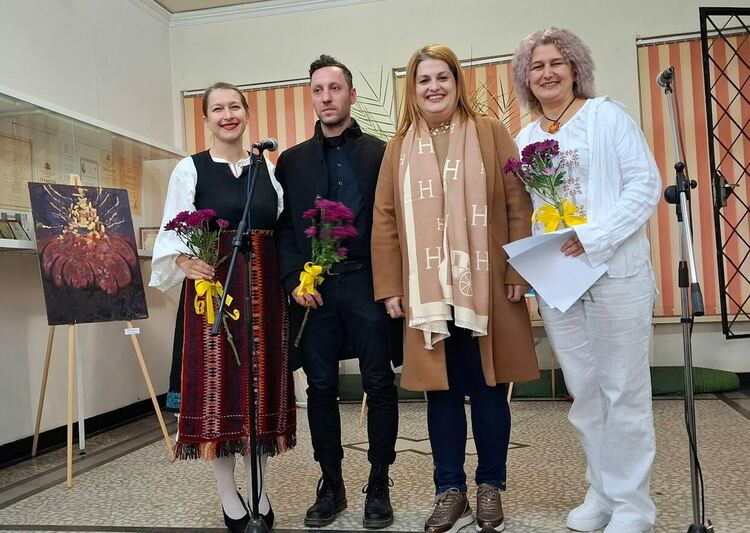 Художници отвърнаха на вандалите с изложба "Стихии"