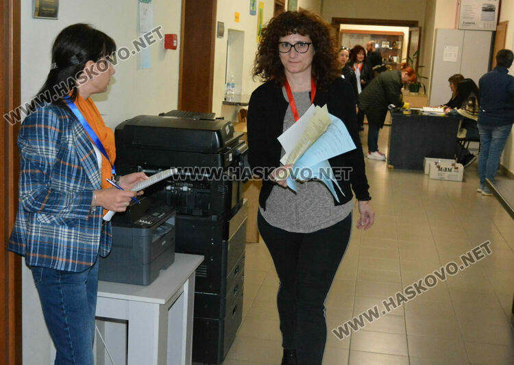 Раздават изборните книжа и разпределят машините за гласуване