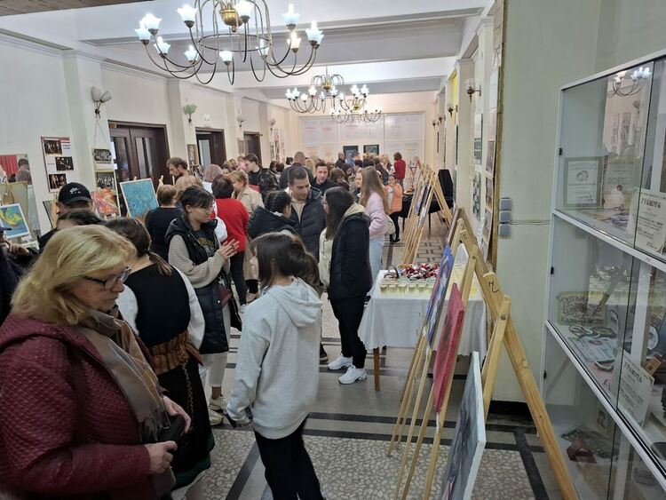 Художници отвърнаха на вандалите с изложба "Стихии"