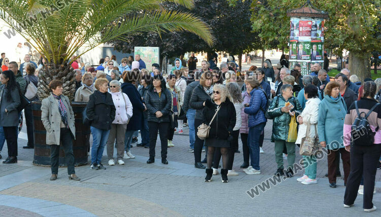 Раздават изборните книжа и разпределят машините за гласуване