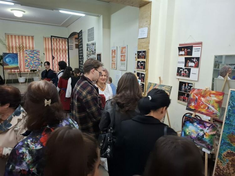 Художници отвърнаха на вандалите с изложба "Стихии"