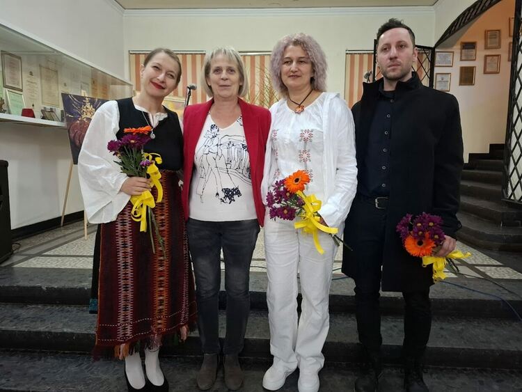 Художници отвърнаха на вандалите с изложба "Стихии"