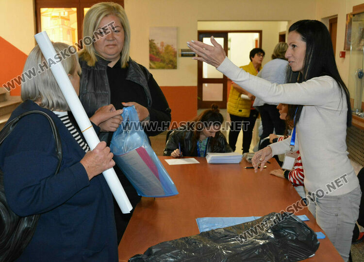 Раздават изборните книжа и разпределят машините за гласуване