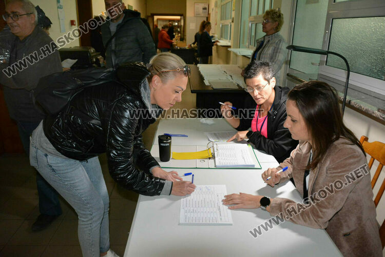 Раздават изборните книжа и разпределят машините за гласуване