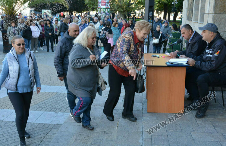 Раздават изборните книжа и разпределят машините за гласуване