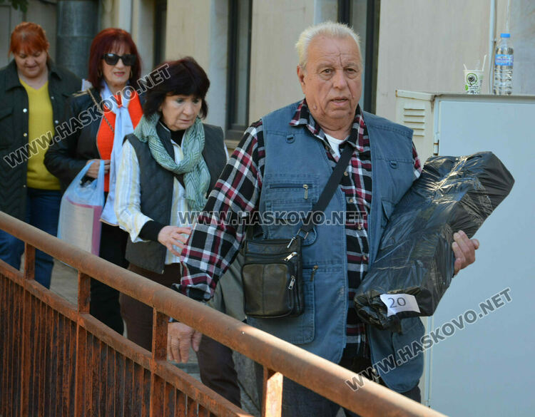 Раздават изборните книжа и разпределят машините за гласуване