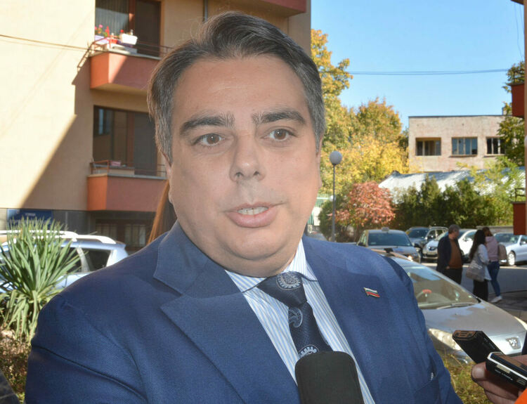 Асен Василев гласува за по-високи доходи, качествено образование и здравеопазване