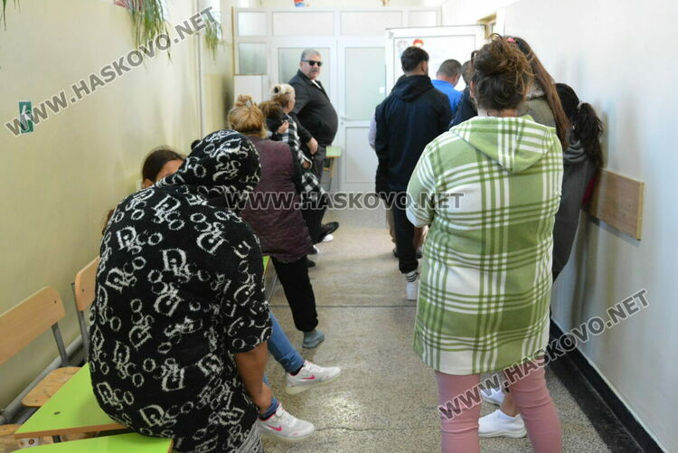 Желаещи да гласуват извиха опашки пред секции в „Република“, вотът основно с хартия