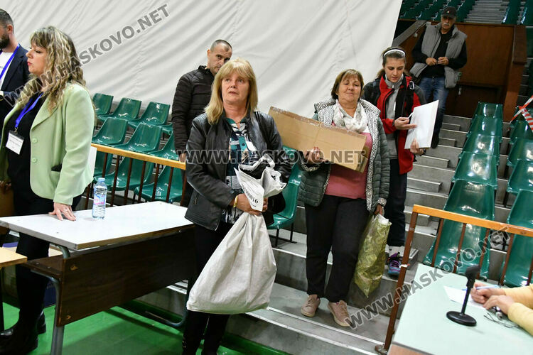 Започна предаването на бюлетините от гласуването в Хасковско