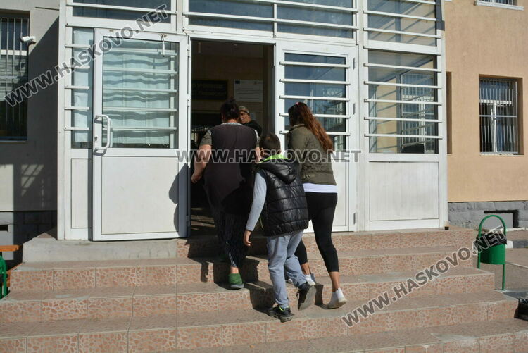 Желаещи да гласуват извиха опашки пред секции в „Република“, вотът основно с хартия