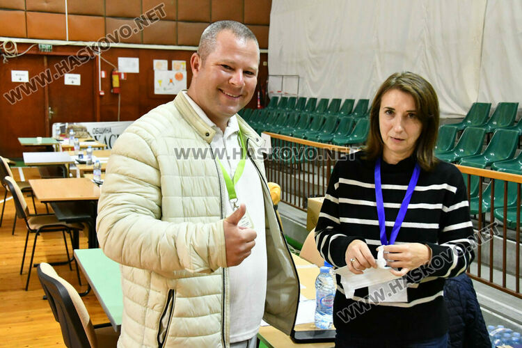Започна предаването на бюлетините от гласуването в Хасковско