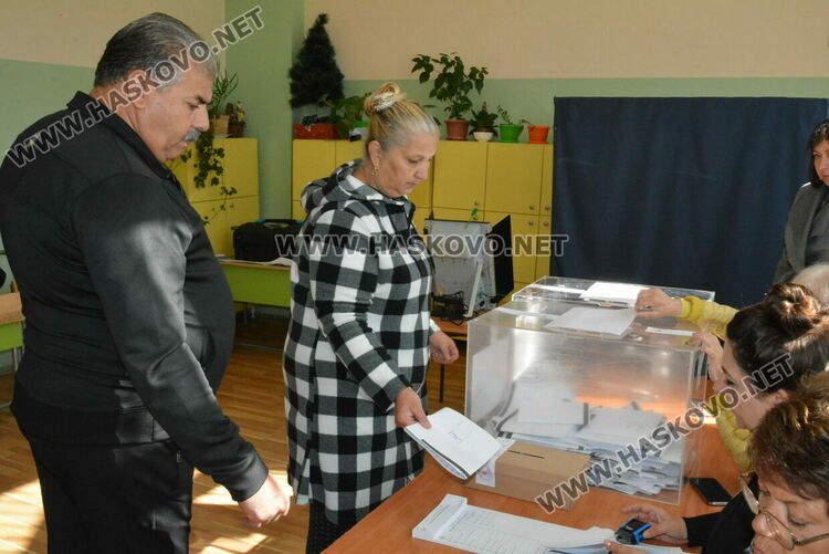 Желаещи да гласуват извиха опашки пред секции в „Република“, вотът основно с хартия