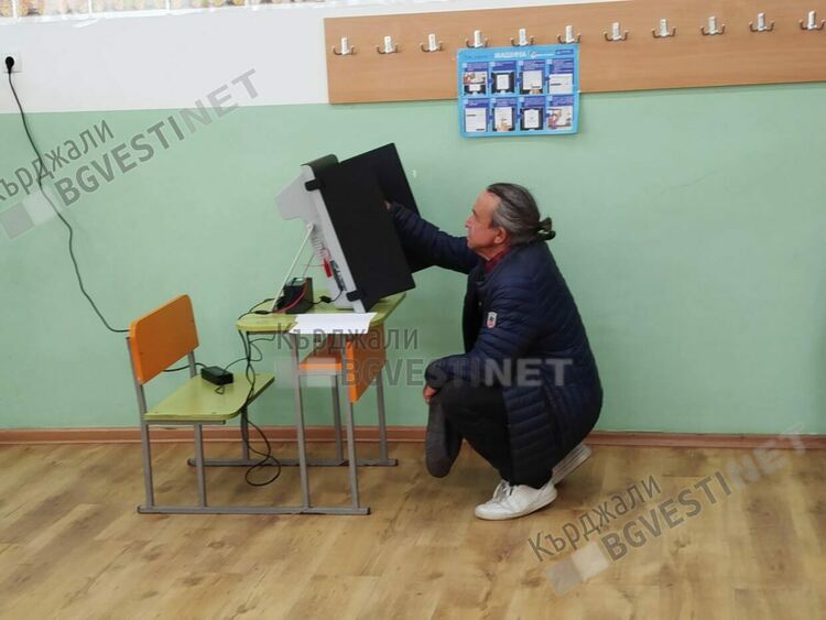 Възстановено е гласуването с машини в секции в Кърджалийско, хората на Доган с рекорден брой жалби до РИК