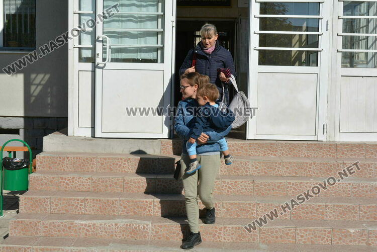 Желаещи да гласуват извиха опашки пред секции в „Република“, вотът основно с хартия