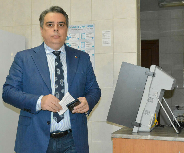 Асен Василев гласува за по-високи доходи, качествено образование и здравеопазване