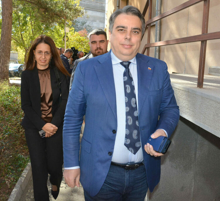 Асен Василев гласува за по-високи доходи, качествено образование и здравеопазване