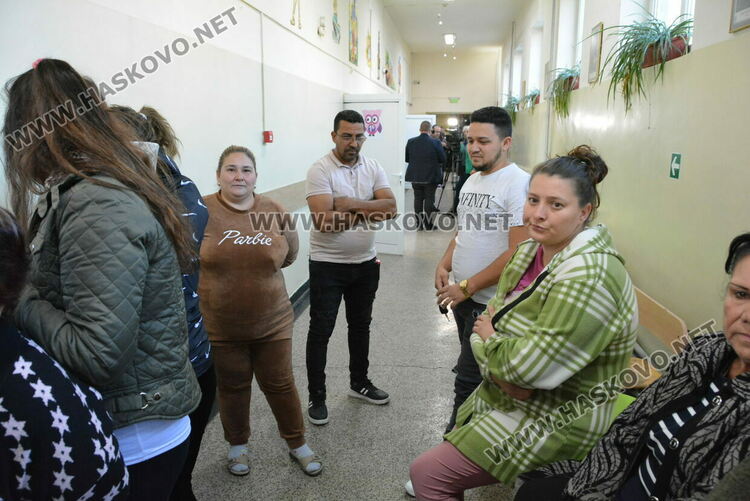 Желаещи да гласуват извиха опашки пред секции в „Република“, вотът основно с хартия