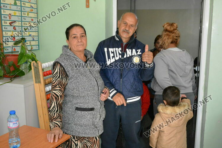 Желаещи да гласуват извиха опашки пред секции в „Република“, вотът основно с хартия