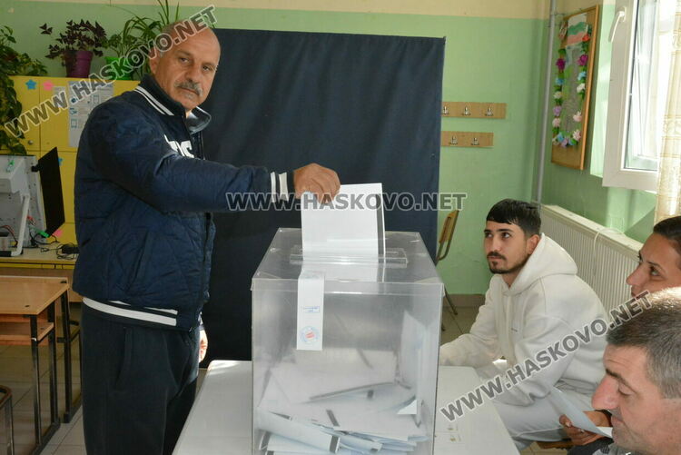 Желаещи да гласуват извиха опашки пред секции в „Република“, вотът основно с хартия