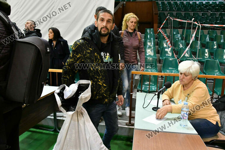 Започна предаването на бюлетините от гласуването в Хасковско