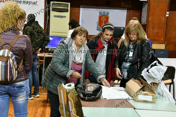 Започна предаването на бюлетините от гласуването в Хасковско