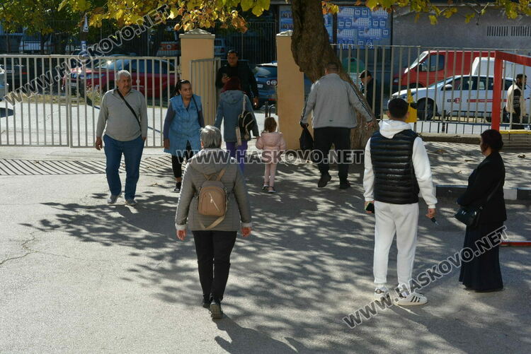 Желаещи да гласуват извиха опашки пред секции в „Република“, вотът основно с хартия