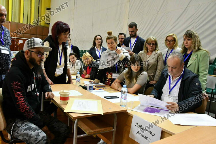 Започна предаването на бюлетините от гласуването в Хасковско