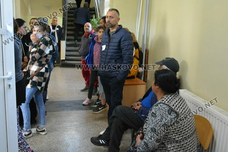 Желаещи да гласуват извиха опашки пред секции в „Република“, вотът основно с хартия