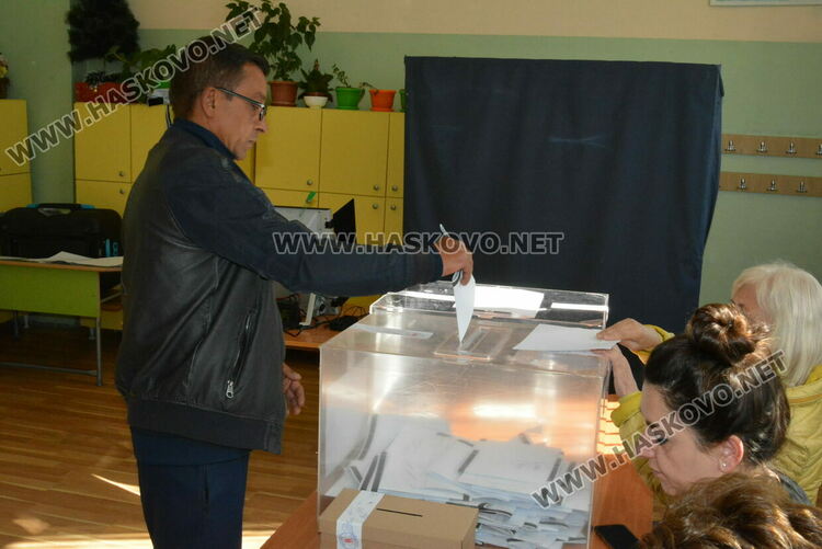 Желаещи да гласуват извиха опашки пред секции в „Република“, вотът основно с хартия